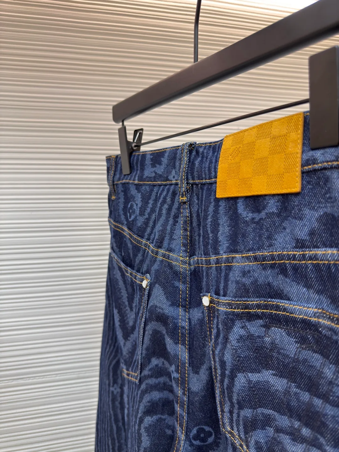 LOUISVUITTON tree pattern denim trousers ●Authentic product: Purchased and developed by 15689 ●Item number: 1680319-B60 ●Fabric: denim fabric ●Technology: Printing ●Version: Fitted version ●Weight: about 755 grams ●Size: 30-32-34-36 ●Description: The upper body effect refers to the FW25 early autumn men's series collarless denim rivet full-width logo printed long-sleeved denim jacket for men in blue. This collarless jacket is paved with denim cloth with the LV Moiré pattern, and the Monogram logo is implicitly integrated into it, creating a silky texture. The Marque L.Vuitton DéPosée nubuck label rests on the back for a modern look paired with matching jeans. The overall wiring is straight and delicate, the fabric is comfortable and soft, and the color is consistent without color difference. It can be matched with the same style to create a fashionable look and control various occasions. Customized accessories, complete with three standards, same style for men and women!